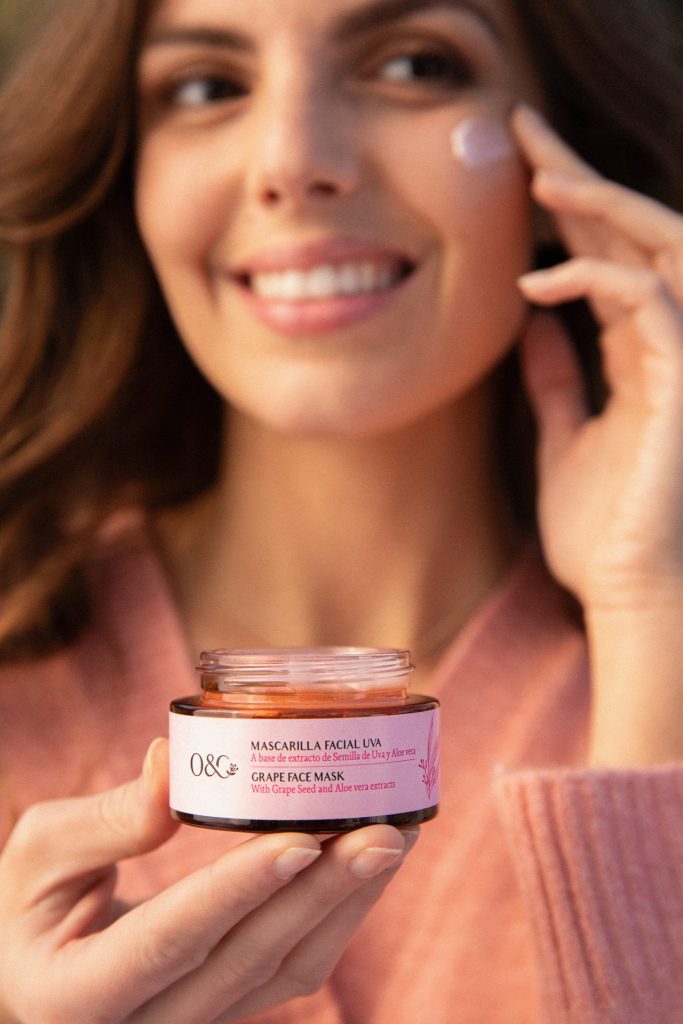 Mascarilla Facial Uva de Orange & Cinnamon en la mano