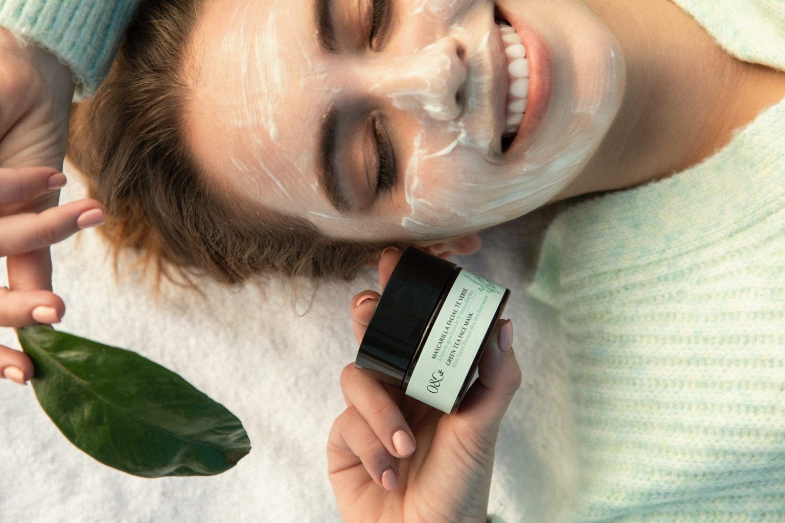 Mascarilla Facial Té Verde de Orange & Cinnamon aplicada sobre la piel